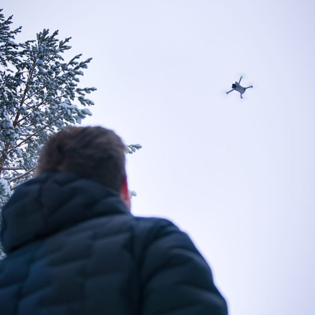 Det billede af Ditlev der kigger op på en drone som flyver over ham